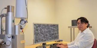 Irrefutable egresado de la UDLAP recibe premio Walter Kohn 2018