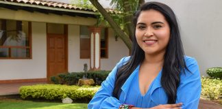 Egresada UDLAP presenta tesina sobre emprender