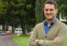 Catedrático visitante de la UDLAP es condecorado en la AEMARK