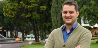 Catedrático visitante de la UDLAP es condecorado en la AEMARK