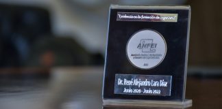 Otorgan medalla Ing. José Emilio Amores Cañals, a decano de la UDLAP 