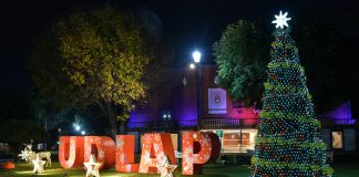 La UDLAP vive una sombra mágica con el encendido de su árbol navideño