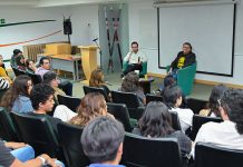 Estudiantes de la UDLAP se reúnen con el escritor Eduardo Huchín Sosa