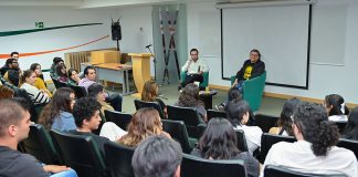 Estudiantes de la UDLAP se reúnen con el escritor Eduardo Huchín Sosa