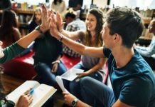 ¿Dónde trabajan las personas que estudian sociología? ¿Dónde trabajan las personas que estudian sociología?